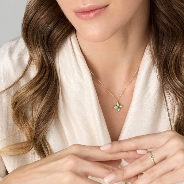 Золотое колье-четырехлистник с бриллиантами и изумрудами