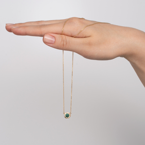 Золотое колье с изумрудом